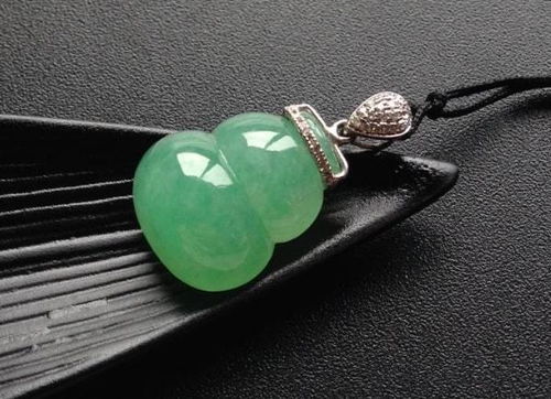 給孩子買翡翠飾品，這些細節不注意，美玉可能變