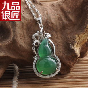 祥瑞隨身，笑佛相伴 天然緬甸A貨翡翠玉佛吊墜，925銀鑲嵌的雅致之選